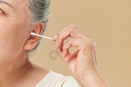 老年人使用棉签掏耳朵背景图片
