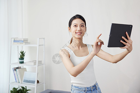 女性使用平板电脑遥控设备背景图片