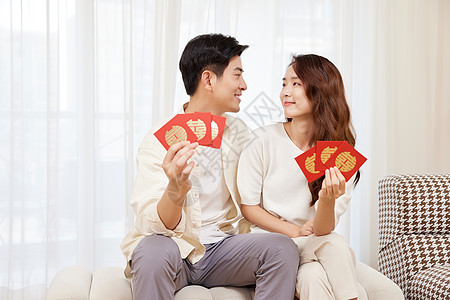 手拿红包感到开心的情侣图片