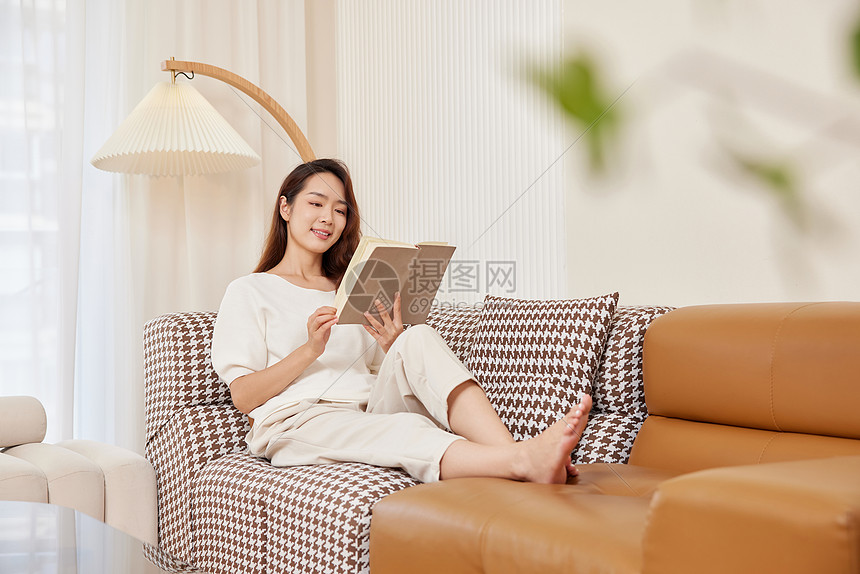 周末在家看书休息的女性图片