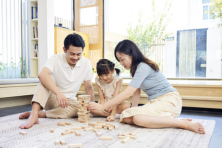 一家人暑假居家玩积木高清图片