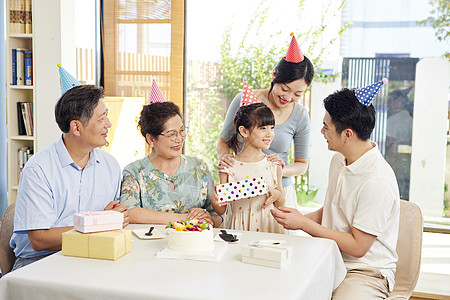 爸爸给女儿送生日礼物高清图片