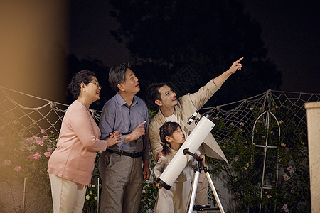 一家五口中秋节用望远镜赏月图片