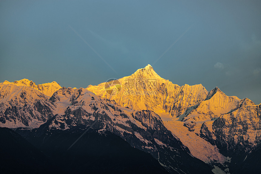 日照金山雪山图片