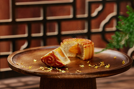 传统中秋广式蛋黄莲蓉月饼图片