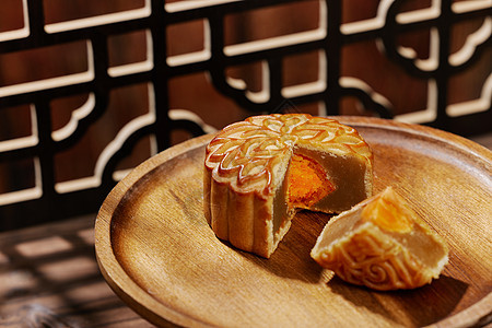 中国传统中秋节蛋黄莲蓉月饼图片