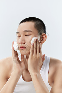 男性使用洗面奶清洁洗脸图片