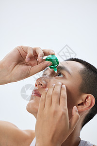 年轻男性使用眼药水护眼图片