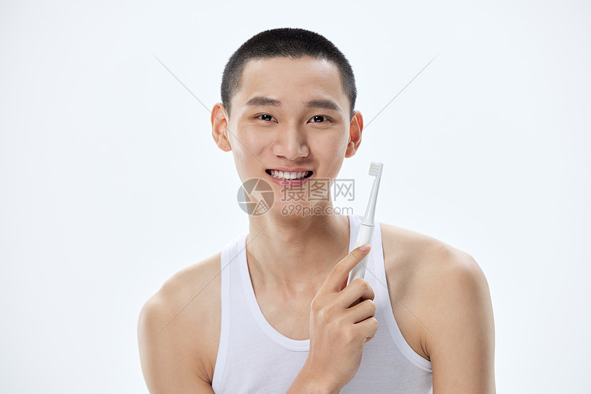 青年男士展示电动牙刷图片