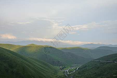 蓝天白云下的高山山谷高清图片