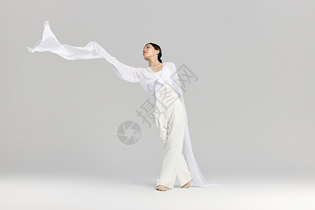 甩动水袖的女性舞者图片