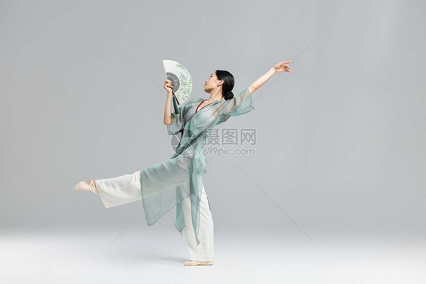 传统美女跳柔美扇子舞图片