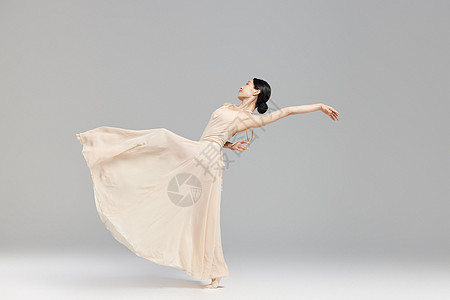 女性舞者柔美姿态背景图片