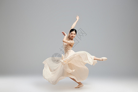美女舞者舞动裙摆传统高清图片素材