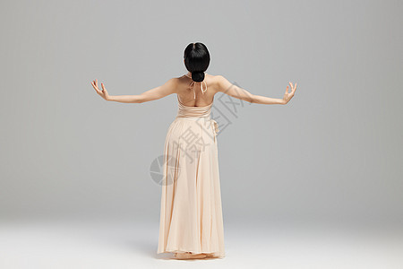女性舞者柔美背影背景图片