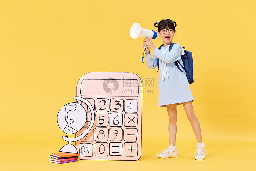 小学生女孩手拿扩音器图片