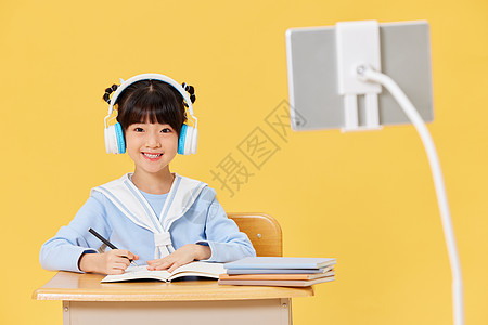 戴着耳机上网课的小女孩高清图片