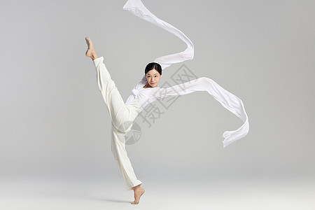青年女性舞者跳柔美水袖舞背景图片