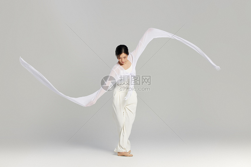 甩动水袖跳舞的女性舞者图片