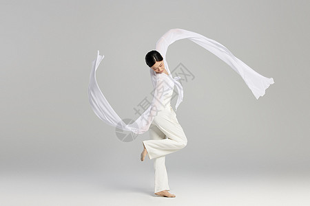 中国舞女性舞者跳舞挥动水袖形象背景