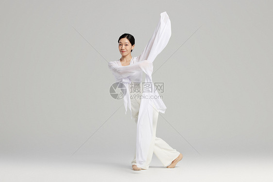 女性舞者挥动水袖跳舞形象图片