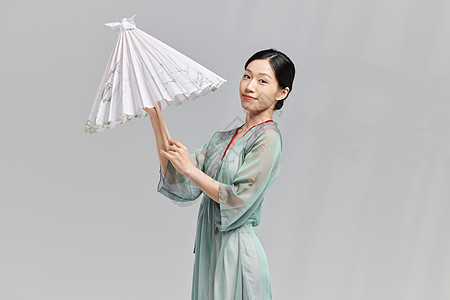 瘦身美女古典东方女性手拿油纸伞形象背景