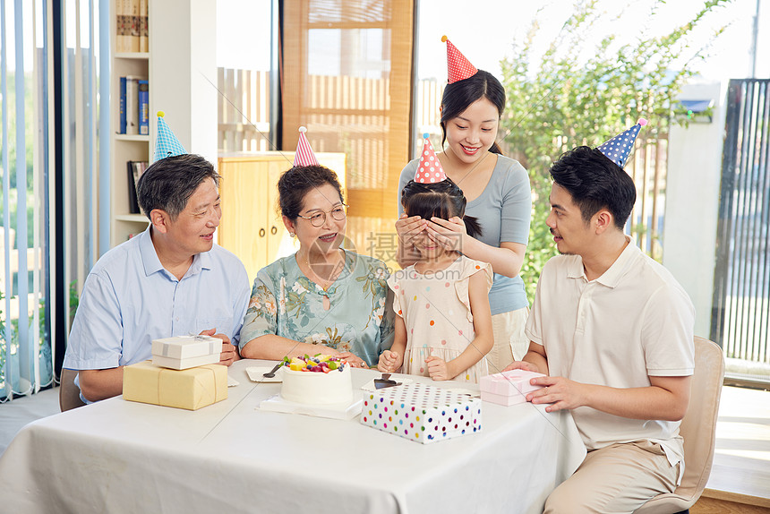 家人给小女孩准备生日惊喜图片