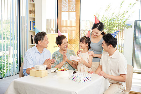 给小女孩过生日的家人们图片