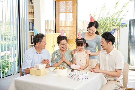 一家人给小女孩庆祝生日图片