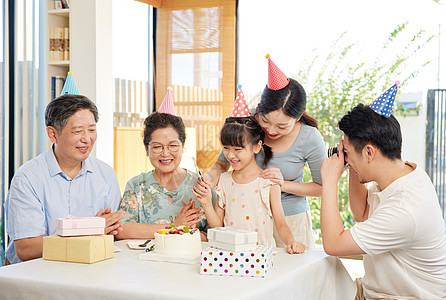 生日照片墙给小女孩过生日的家人背景