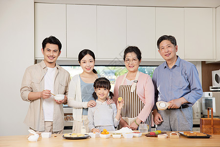 厨房家人一家人中秋节一起制作月饼背景
