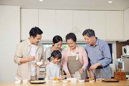 厨房家人一家五口中秋节一起制作月饼背景