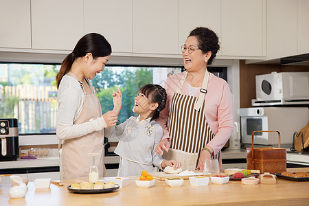 祖孙三代人在中秋节制作月饼图片