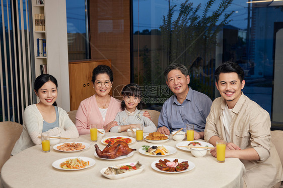 中秋团圆家庭聚餐图片