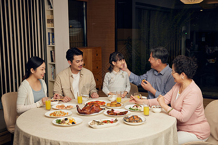 家庭中秋团圆聚餐图片