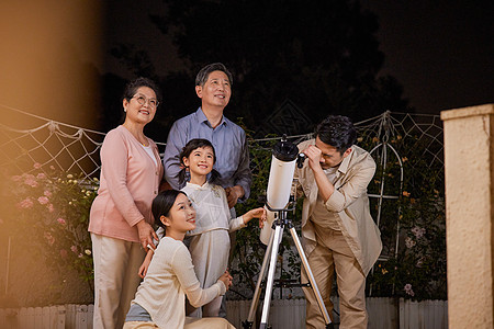 一家五口中秋节用望远镜赏月高清图片