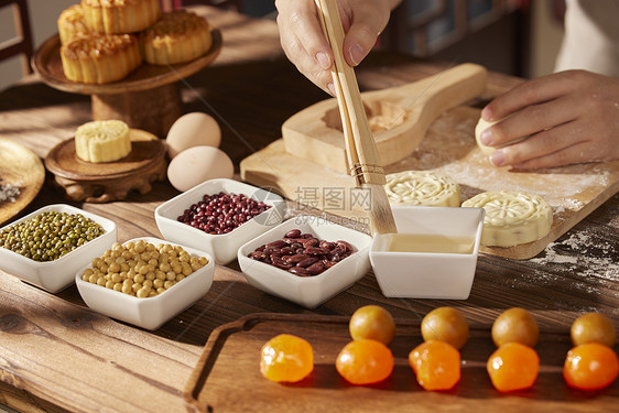 月饼制作刷子蘸油特写图片