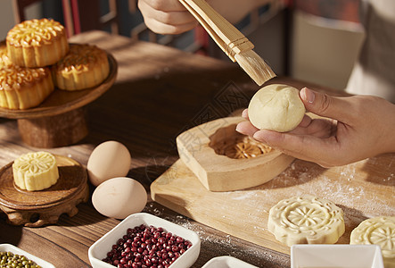 月饼制作刷油图片