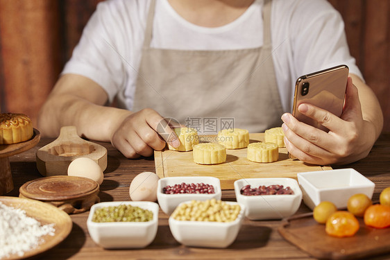 看手机学习制作月饼图片