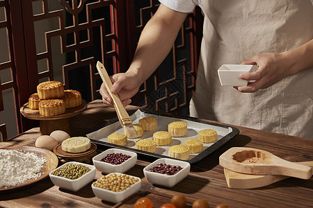 中秋佳节中国风月饼手工制作手部特写背景