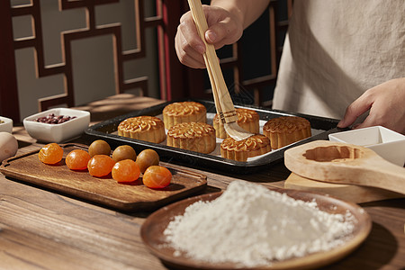 中秋佳节中国风用刷子给月饼刷蛋液背景