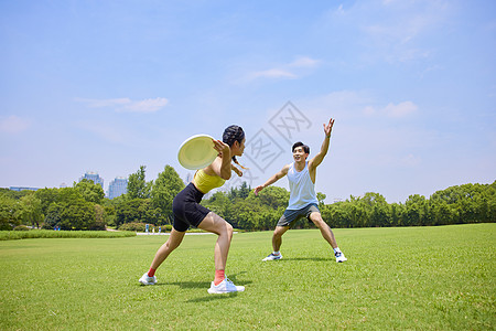 男女锻炼青年男女玩飞盘游戏背景