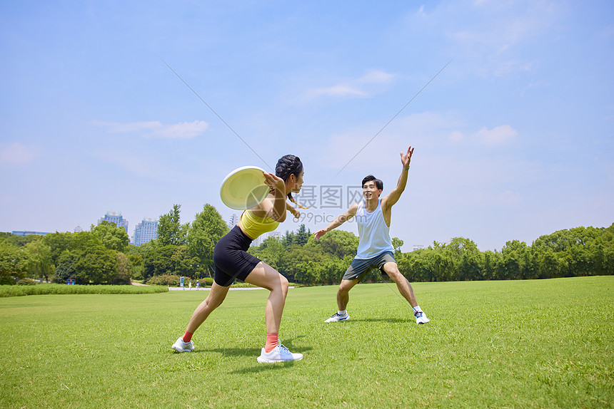 青年男女玩飞盘游戏图片