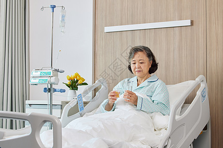 生病住院的老年患者图片