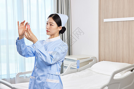 医院病房的女护士手拿疫苗针剂专业高清图片素材
