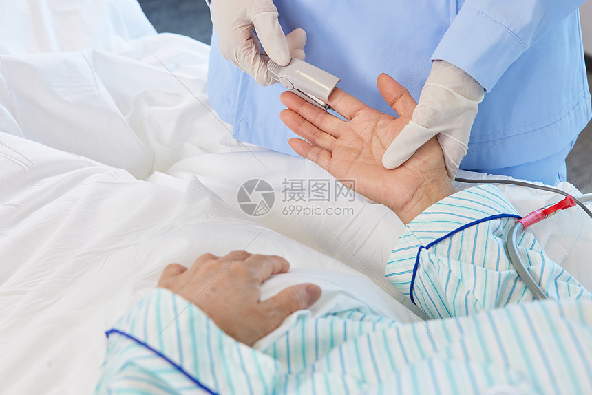护士为病人佩戴血氧指夹图片