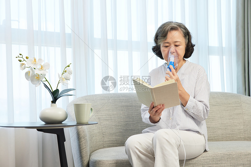 独居老人看书使用氧气罩图片