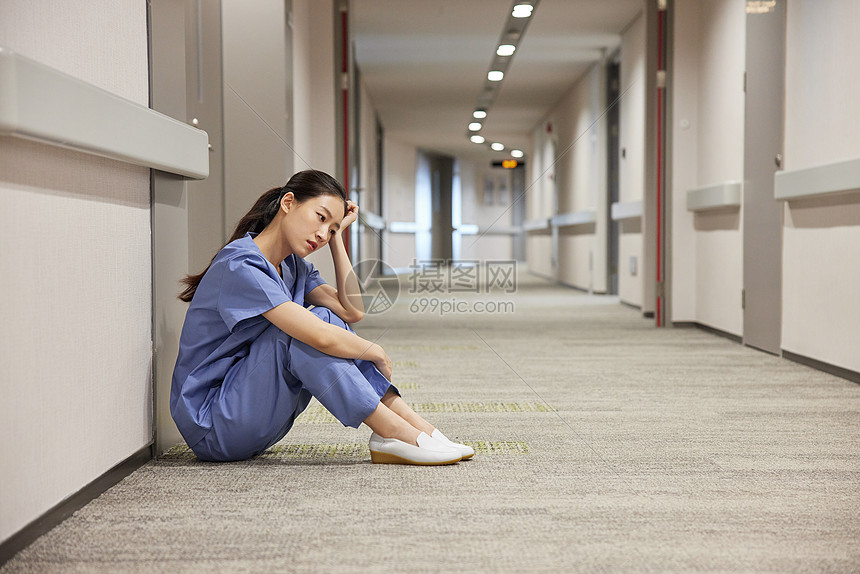 在医院走廊上的女护工劳累疲惫图片