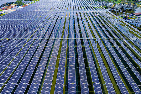 航拍整齐分布的太阳能发电板摄影图图片