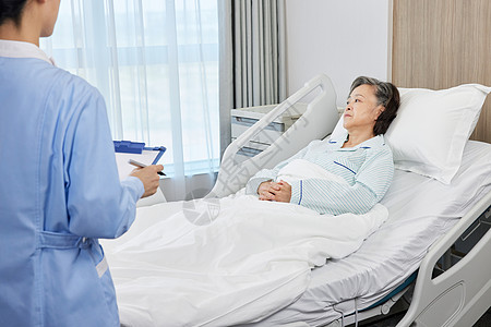 护士询问记录老年病患身体状况图片